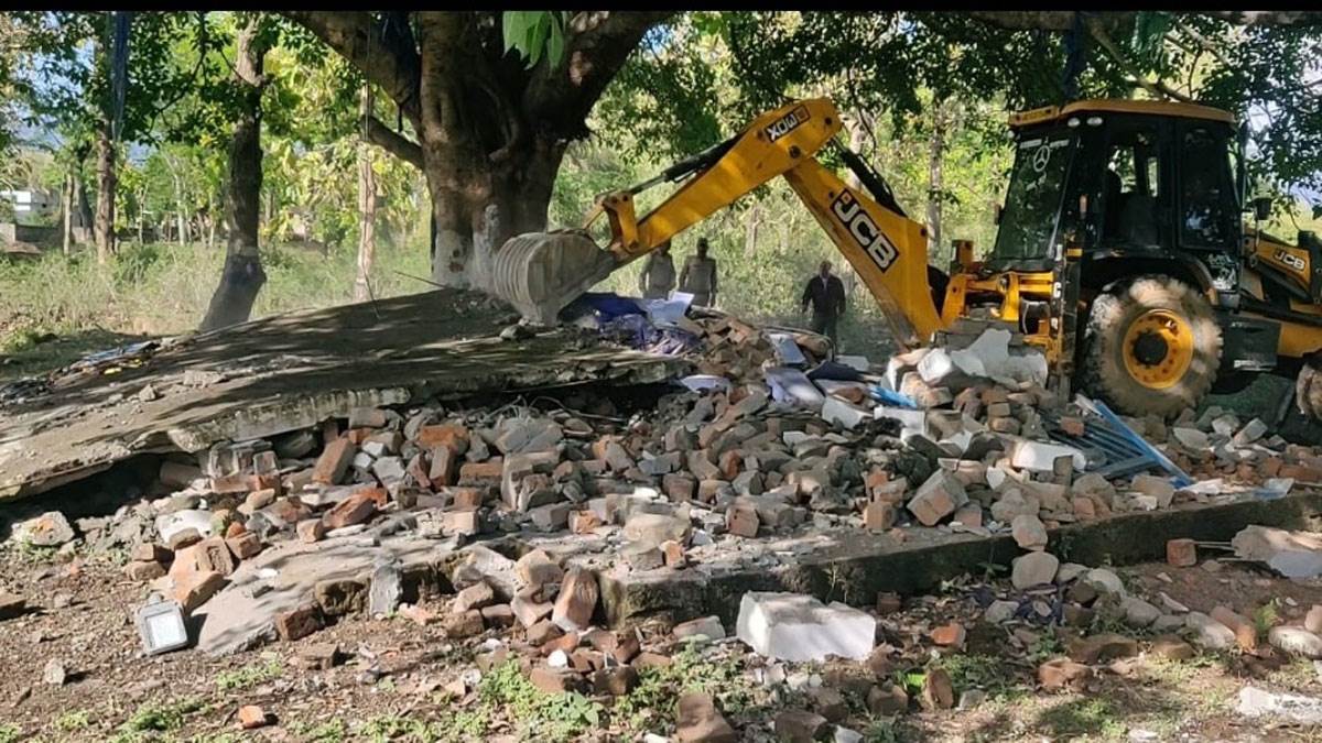 वन भूमि पर धार्मिक अतिक्रमण के खिलाफ कार्रवाई, अवैध रूप से बनाईं 388 मजारें और 41 मंदिर ध्वस्त, 52 हेक्टेयर भूमि कब्जामुक्त