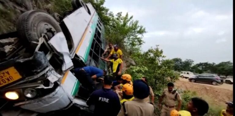 हरिद्वार में हुआ बड़ा सड़क हादसा, खाई में जा गिरी बस, ‘मासूम समेत दो की मौत’