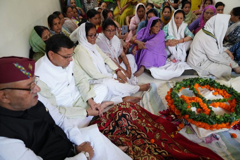 CM धामी वरिष्ठ राज्य आंदोलनकारी सुशीला बलूनी को श्रद्धांजलि देने पहुंचे,बोले- प्रदेश याद रखेगा योगदान