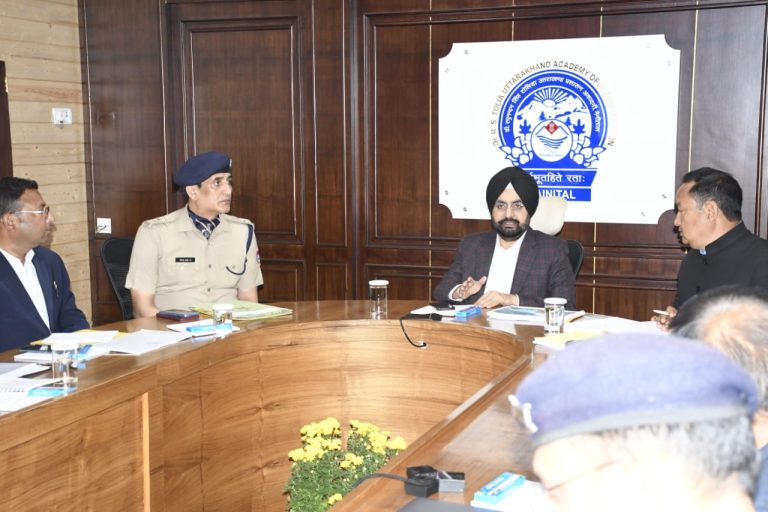 जनउपयोगी विकास योजनाओं को क्षेत्र एवं आम जनता के हित को ध्यान में रखते हुए क्रियान्वित करें- मुख्य सचिव