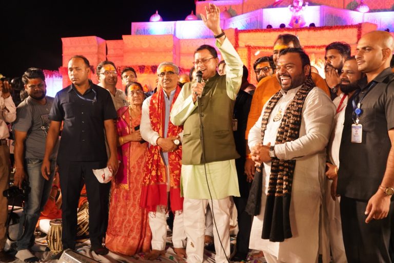 CM धामी दशहरा ग्राउंड प्रेमनगर में आयोजित ‘‘एक शाम कन्हैया के नाम’’ भजन संध्या में शामिल हुए