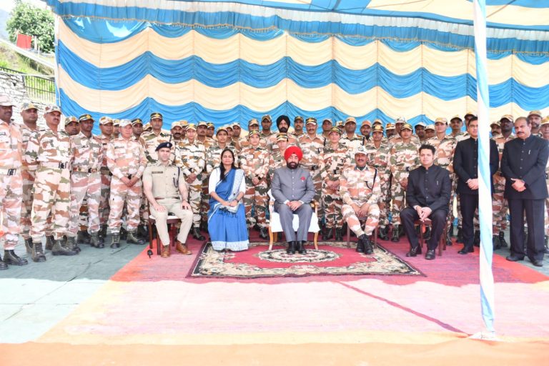 मुनस्यारी में राज्यपाल गुरमीत सिंह ने ITBP जवानों का हौसला बढ़ाया, महिलाओं ने भेंट किया खास उत्पाद