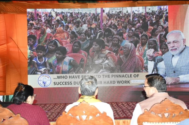 CM धामी ने नैनीताल के डीएसए मैदान, मल्लीताल से सुनी पीएम के मन की बात