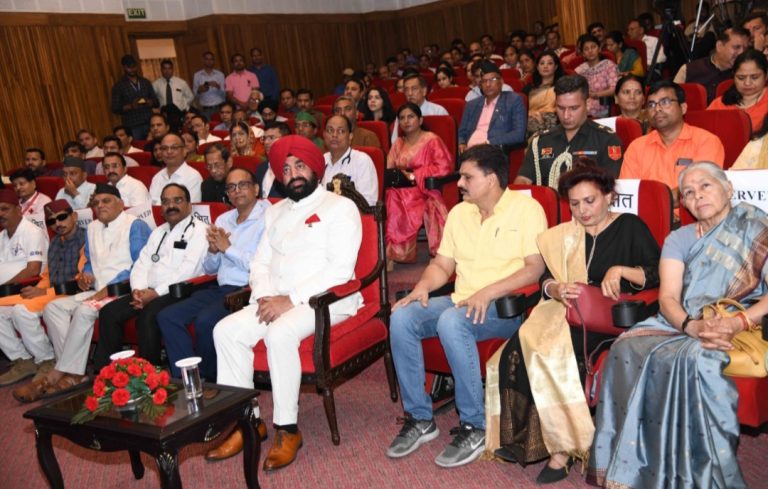 राजभवन में ‘मन की बात’ के 100 वें संस्करण की विशेष स्क्रीनिंग कार्यक्रम आयोजित हुआ