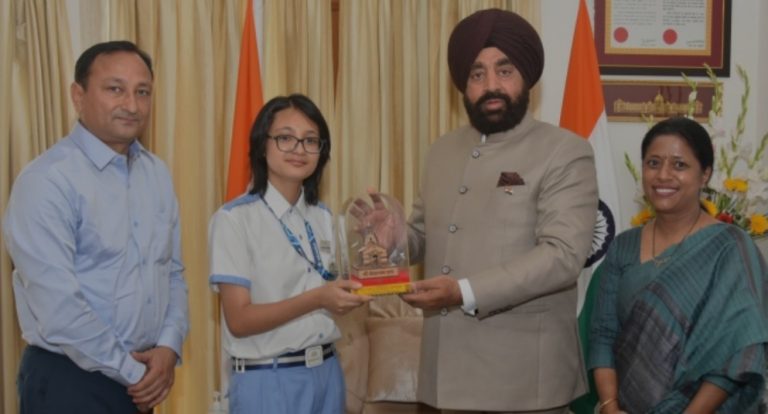 राज्यपाल से सीबीएसई हाईस्कूल बोर्ड परीक्षा में राज्य में प्रथम स्थान प्राप्त करने वाली छात्रा काव्या नेगी ने की शिष्टाचार भेंट