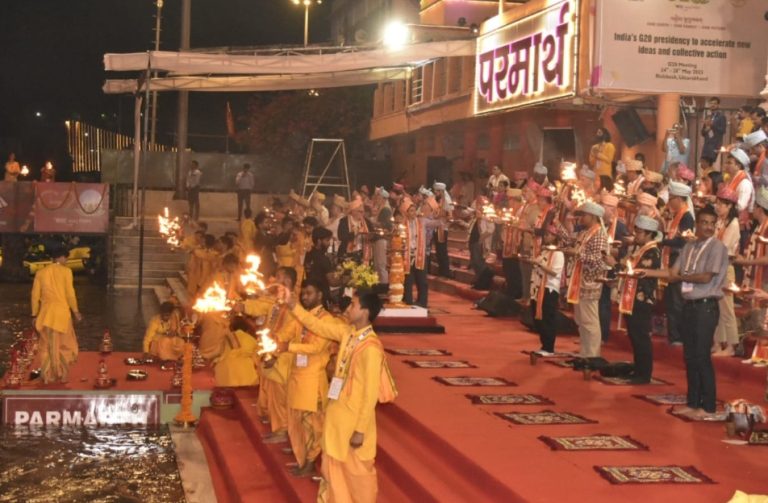 G20 के प्रतिनिधियों ने किया परमार्थ निकेतन गंगा आरती में प्रतिभाग
