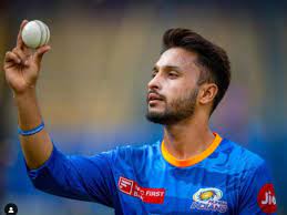 मुंबई इंडियंस टीम के खिलाड़ी आकाश मधवाल का रुड़की पहुंचने पर जोरदार स्वागत, सैकड़ों की संख्या में भीड़ जुटी