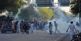 पाकिस्तान में हिंसा के बाद हालात बेकाबू, इमरान खान समर्थक ना माने तो आपातकाल का भी है प्लान