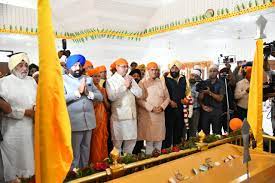 सीएम और राज्यपाल ने ऋषिकेश से श्रद्धालुओं के पहले जत्थे को किया रवाना, 300 यात्री हो सकते है शामिल