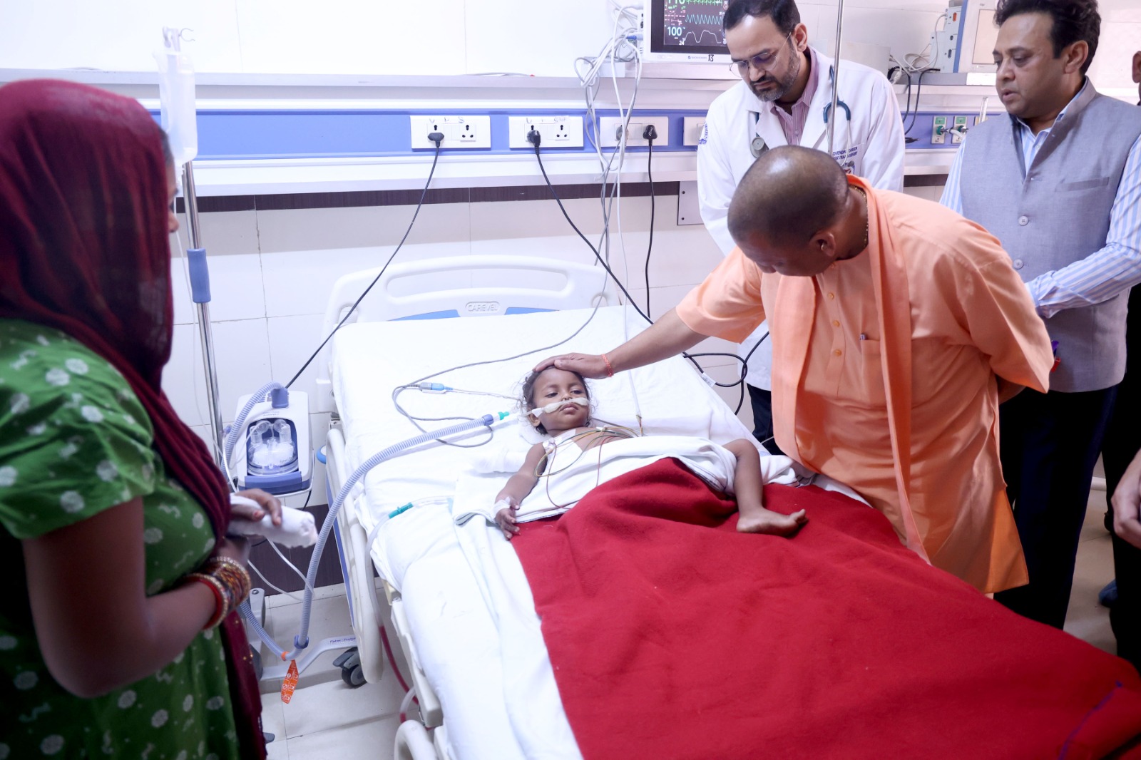 मुख्यमंत्री योगी आदित्यनाथ लखनऊ के ट्रॉमा सेंटर, फायरिंग के दौरान घायल हुई बच्ची से की मुलाकात