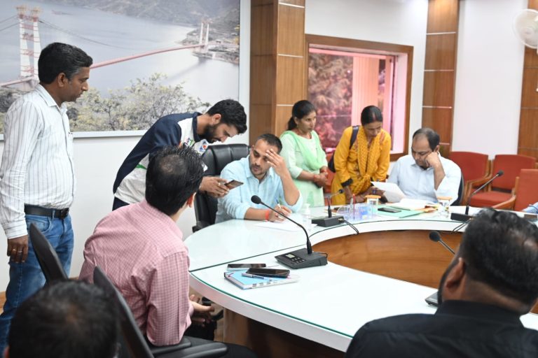 टिहरी मे जनता मिलन मे 16 शिकायतों का निस्तारण