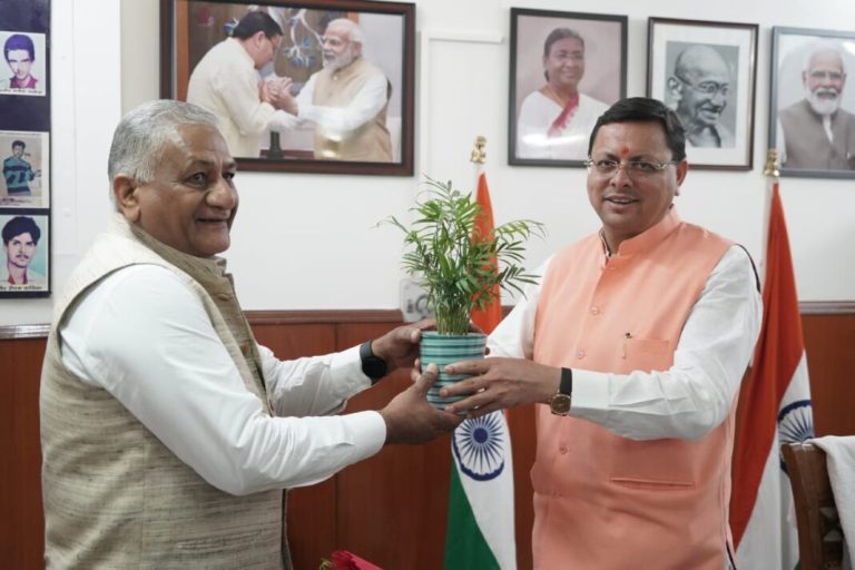 CM धामी से मिले केंद्रीय मंत्री वी के सिंह