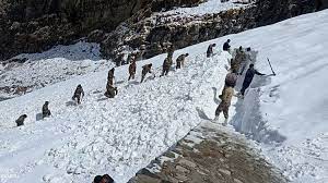 हेमकुंड साहिब में हिमखंड टूटने से बर्फ में फंसे यात्री, 5 सुरक्षित, एक की तलाश जारी