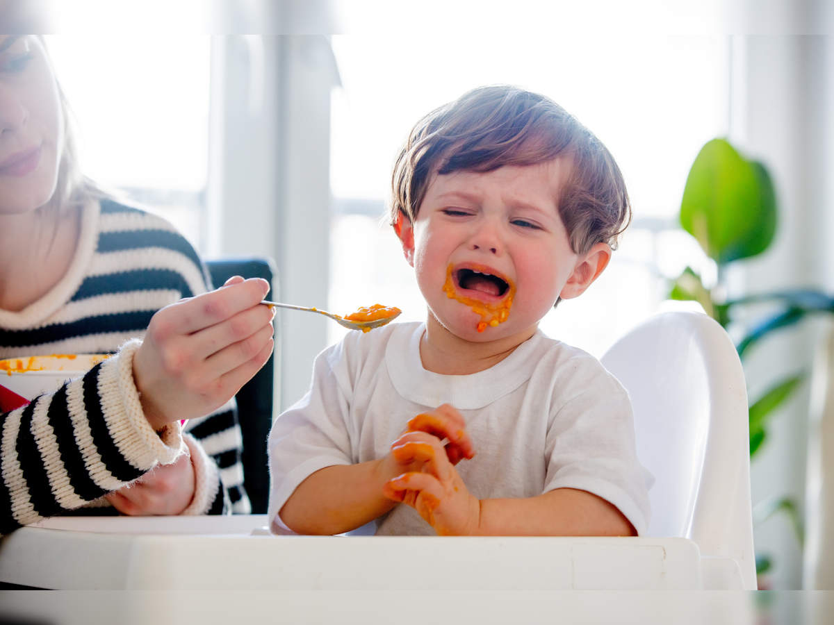 जानिए बच्चे को जबरदस्ती खाना क्यों नहीं खिलाना चाहिए, क्या है इसके गंभीर परिणाम