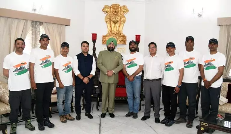 उत्तराखंड के राज्यपाल गुरमीत सिंह ने की उत्तराखण्ड के सबसे ऊंचे शिखर कामेट पर्वत पर पर्वतारोहण कर लौटी ‘‘हर शिखर तिरंगा’’ दल से भेंट