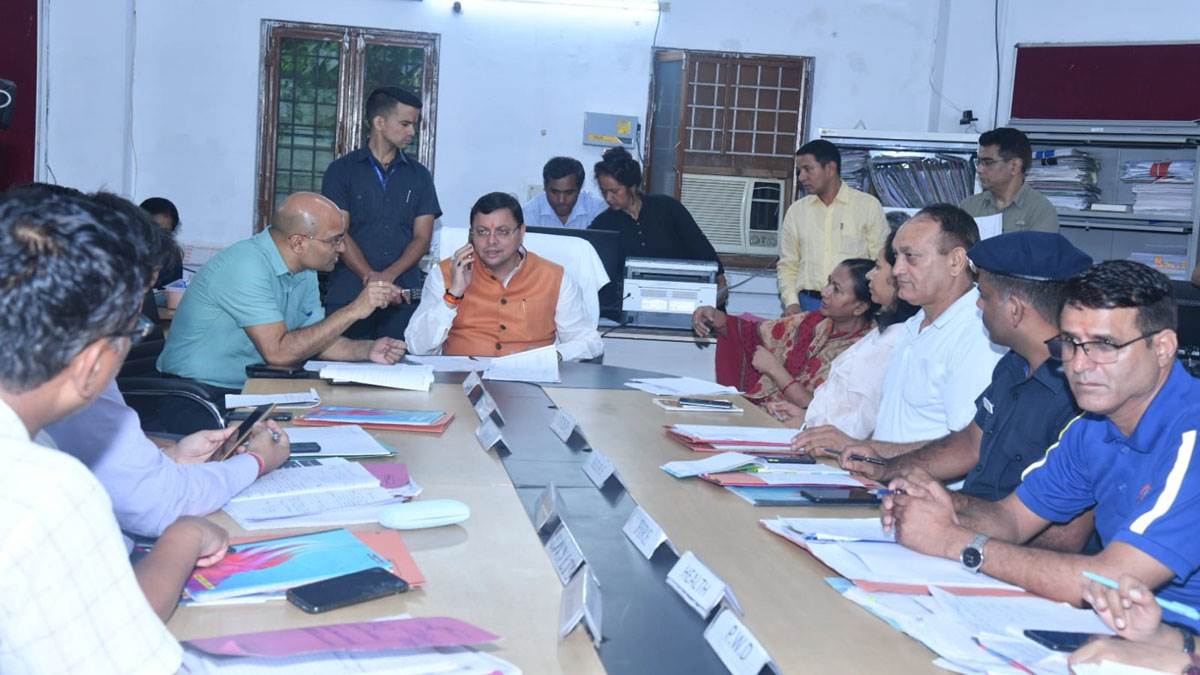 आपदा परिचालन केंद्र पहुंचे सीएम, 24 घंटे अलर्ट रहने के निर्देश