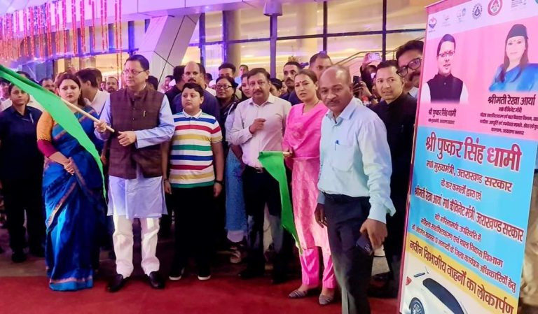 मुख्यमंत्री धामी व मंत्री रेखा आर्य ने महिला सशक्तिकरण एवं बाल विकास विभाग के अंतर्गत प्रदेश के 13 जनपदों के जिला कार्यक्रम अधिकारियों हेतु नवीन विभागीय वाहनों का किया लोकापर्ण