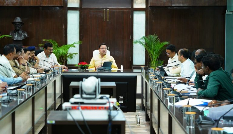 सीएम हेल्पलाइन पर आने वाली शिकायतों को फोर्सली क्लोज न किया जाय