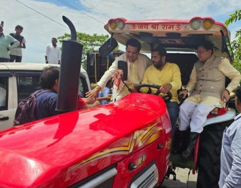 CM धामी ने हरिद्वार जनपद में ट्रैक्टर और राफ्ट में बैठकर किया प्रभावित इलाकों का निरीक्षण