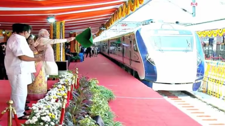 पीएम मोदी ने भद्रकाली मंदिर में की पूजा, राज्य को देंगे 6100 करोड़ रुपये की सौगात