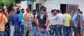 हिंदूवादी संगठनों ने घेरी हेयर ड्रेसर की दुकान; पुलिस की तत्परता से टला बवंडर