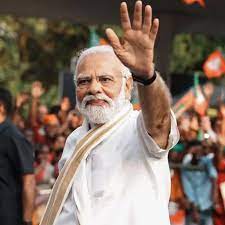 आने वाली इसी महीने यानी की सात और आठ जुलाई को चार चुनावी राज्यों छत्तीसगढ़, तेलंगाना, राजस्थान और उत्तरप्रदेश का दौरा करने जा रहे हैं। मोदी का यह दौरा छत्तीसगढ़ की राजधानी रायपुर से शुरू होगा। इस दौरे के साथ ही मोदी इस सूबे में चुनाव अभियान का शंखनाद भी करने वाले हैं। पीएम मोदी शुक्रवार छत्तीसगढ़ के दौरे के बाद उत्तर प्रदेश का दौरा करेंगे। इस दौरान पीएम मोदी सबसे पहले गोरखपुर जायेंगे और गीता प्रेस गोरखपुर के शताब्दी समारोह में शामिल होंगे। आपको बता दे, इस दौरे के साथ ही पीएम मोदी इस सूबे में चुनाव अभियान का शंखनाद करेंगे।  विधानसभा चुनाव प्रचार प्रसार का शंखनाद करेंगे पीएम छत्तीसगढ़ का दौरा शुक्रवार सुबह यानी की 7 जुलाई को पौने ग्यारह बजे रायपुर से इस कार्यक्रम शुरुआत होगी। छत्तीसगढ़ की राजधानी में पीएम तमाम विकास परियोजनाओं का शिलान्यास और उद्घाटन करेंगे। इन योजनाओं के शिलान्यास और उद्घाटन के बाद प्रधान मंत्री नरेंद्र मोदी करीब साढ़े ग्यारह बजे रायपुर में इस साल के अंत में होने वाले विधानसभा चुनाव प्रचार प्रसार का शंखनाद करेंगे।  पीएम गीता प्रेस गोरखपुर के शताब्दी समारोह में होंगे शामिल पीएम मोदी शुक्रवार को ही छत्तीसगढ़ वाले कार्यक्रम के बाद उत्तर प्रदेश के दौरे के लिए प्रस्थान करेंगे। इस दौरान पीएम मोदी सबसे पहले गोरखपुर पहुंचकर गीता प्रेस गोरखपुर के शताब्दी समारोह में शामिल होंगे। आपको बता दे, मोदी सरकार ने हाल ही में गीता प्रेस गोरखपुर को गांधी शांति सम्मान को अपनी शिरकत दी थी। गोरखपुर के बाद पीएम मोदी अपने संसदीय क्षेत्र वाराणसी के लिए रवाना होंगे। इसके बाद वाराणसी में शाम पांच बजे कई विकास परियोजनाओं का उद्घाटन और शिलान्यास करने के बाद शाम करीब सवा सात बजे के आस पास स्थानीय बीजेपी नेताओं के साथ बैठक करेंगे।  चुनाव अभियान का करेंगे शंखनाद आपको बता दे, छत्तीसगढ़ में चुनावी अभियान का शंखनाद करने के बाद पीएम मोदी शनिवार यानी की 8 जुलाई की सुबह तेलंगाना के लिए रवाना होंगे। पौने करीब ग्यारह बजे वह वारंगल में विभिन्न विकास परियोजनाओं का शिलान्यास करेंगे और इसी के साथ साथ वारंगल में जनसभा करेंगे। इसी दिन पीएम मोदी चुनावी राज्य राजस्थान भी जाएंगे। आपको बता दे, पीएम राजस्थान में शाम सवा चार बजे बीकानेर में विभिन्न विकास परियोजनाओं का उद्घाटन और शिलान्यास करने के बाद करीब शाम पांच बजे बीकानेर में जनसभा को संबोधित करेंगे।