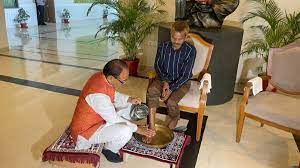 डैमेज कंट्रोल में पेशाब कांड के पीड़ित से मिले शिवराज सिंह चौहान, पैर धोए, तिलक लगाया और मांगी माफी