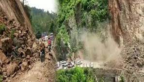 बद्रीनाथ राष्ट्रीय राजमार्ग पर भारी मात्रा में मलबा आने से हुआ बाधित, 1000 से अधिक तीर्थयात्री फंसे
