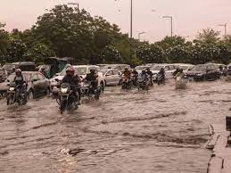 दिल्ली-NCR में आफत बनकर आई बारिश, नोएडा में स्कूल बंद, गुरुग्राम में WFH