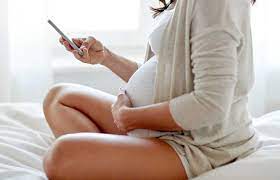 प्रेग्नेंट महिलाओं के लिए मोबाइल फोन का इस्तेमाल हो सकता है खतरनाक, जानिए इस पर एक्सपर्ट की राय