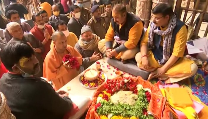 बाँकेबिहारी की शरण में CM योगी, मंदिर में भीड़ और ट्रैफिक