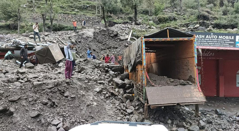 हिमाचल में भारी बारिश से तबाही, कई गांवों में बाढ़, बह गईं 15 दुकानें व होटल