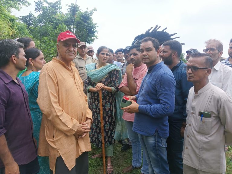 DM सोनिका ने तहसील विकासनगर क्षेत्रान्तर्गत मदर्सू मजरा जाखन के भूस्खलन प्रभावित क्षेत्र का स्थलीय निरीक्षण किया