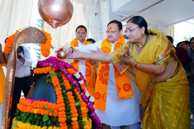 मुख्यमंत्री पुष्कर सिंह धामी एवं भाजपा राष्ट्रीय अध्यक्ष जे.पी नड्डा ने देव संस्कृत विश्वविद्यालय परिसर स्थित महाकाल मंदिर में पूजा अर्चना की