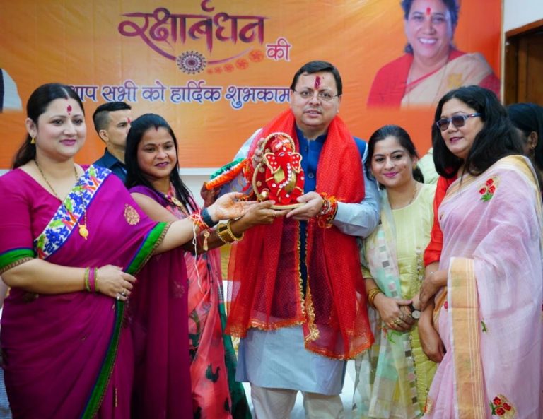 CM धामी को महिलाओं ने बांधी राखी