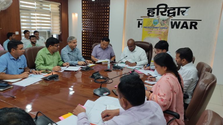 डेंगू के सोर्स रिडक्शन के लिये एक व्यापक अभियान-लार्वा को हटायें, डेंगू से मुक्ति पायें’’, चलाना सुनिश्चित करें: जिलाधिकारी