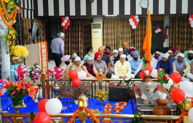 CM धामी ने गुरूद्वारा में श्री गुरू सिंह सभा में टेका मत्था, की ये बड़ी घोषणा