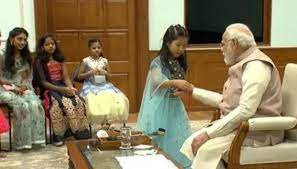 रक्षाबंधन पर स्कूली छात्राओं ने पीएम मोदी को बांधी राखी, छात्राओं के चहरे पर दिखी खुशी