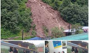 यमुनोत्री हाईवे में यात्री वाहन पर भारी मलबा बोल्डर गिरने से एक की मौत, मुश्किल बनी आवाजाही