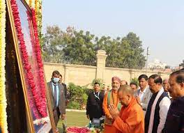 यूपी के सीएम योगी आदित्यनाथ ने पूर्व पीएम अटल बिहारी को पुष्पांजलि अर्पित की