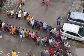 गाजियाबाद की सोसाइटी में टमाटर खरीदने के लिए लगी लंबी लाइन, दूसरी ओर हुई मारपीट