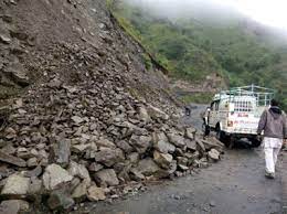 भारी बारिश के बाद भूस्खलन से उत्तराखंड के कई जिलों में यातायात ठप, 4 राजमार्ग समेत 18 मोटर मार्गों पर यातायात ठप, 50 गांव प्रभावित