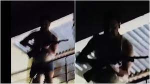 इंदौर में कुत्ता घुमाने पर विवाद, बैंक के गार्ड ने छत से की 8 लोगों पर फायरिंग, दो लोगों की मौत