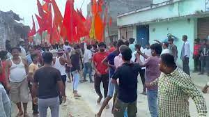 बिहार के बगहा में महावीरी जुलूस के दौरान दो पक्ष भिड़े, तोड़फोड़ और आगजनी की, पत्रकार, पुलिस समेत कई जख्मी