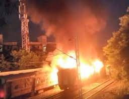 ‘द बर्निंग ट्रेन: आग से 10 लोगों की मौत, 20 लोग घायल हुए; प्रधानमंत्री ने दिये जांच के आदेश