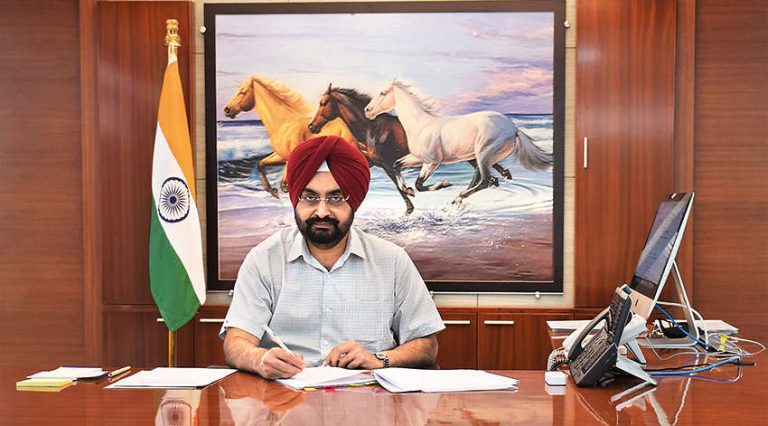 मुख्य सचिव डॉ. एस.एस. संधु ने ज़िलाधिकारी नैनीताल के साथ बैठक की