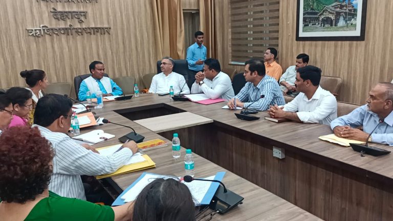 डेंगू के बढ़ते मामले पर स्वास्थ्य मंत्री ने अधिकारियों को लगाई फटकार