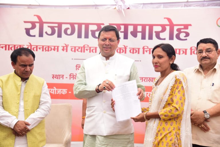 CM धामी और शिक्षा मंत्री डॉ. धन सिंह रावत ने सहायक अध्यापकों को प्रदान किये नियुक्ति पत्र