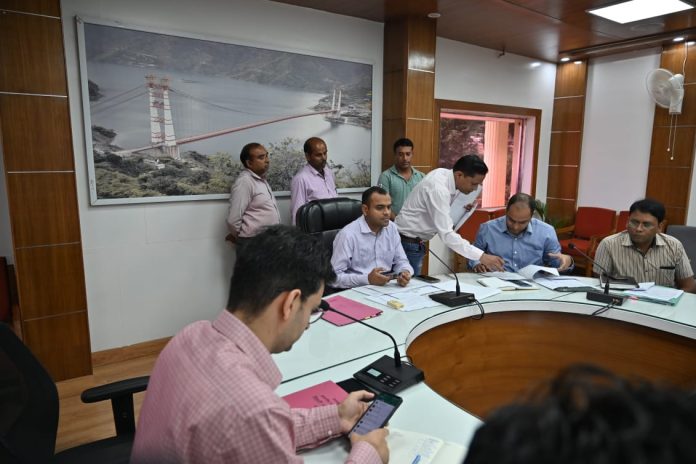 टिहरी डीएम की अध्यक्षता में जनसुनवाई कार्यक्रम का हुआ आयोजन,विभागीय अधिकारियों को दिए ये जरूरी निर्देश