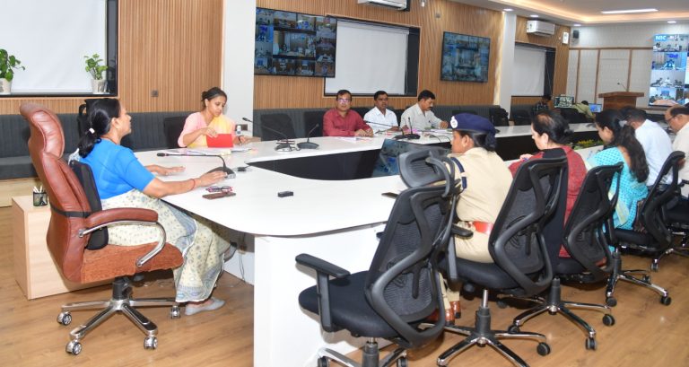 एसीएस राधा रतूड़ी ने निराश्रित, बालश्रम से मुक्त बच्चों के तहसील स्तर पर अभियान चलाकर आधार कार्ड के साथ ही राशन कार्ड व आयुष्मान कार्ड बनाने के निर्देश दिए